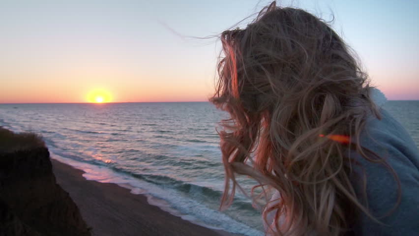 Фото блондинка со спины на море на