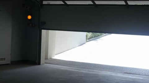 the door to the garage hall closes automatically