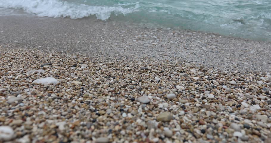 Какой пляж в агое песок или галька