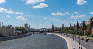 Sunny summer day moscow river bay kremlin Timelapse