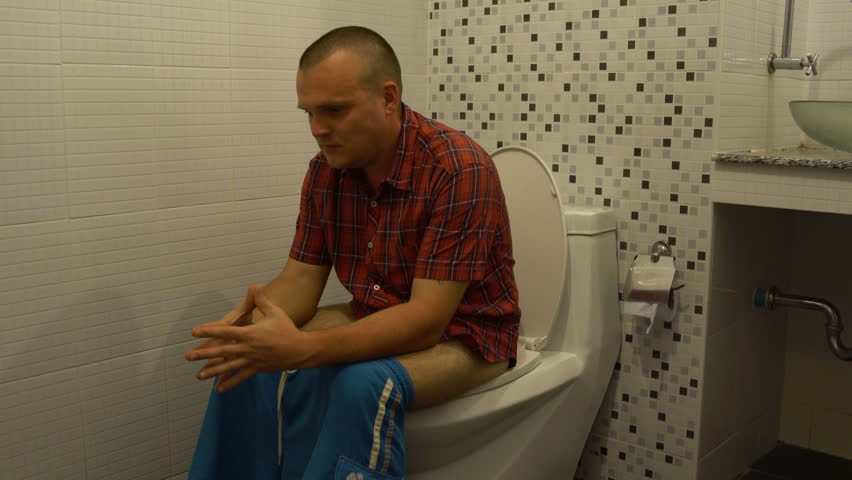 man sits on toilet presses tears: стоковое видео (без лицензионных платежей...