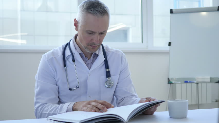 медики на белом фоне. читающий врач картинки. фото деловой человек чистит докторские инструменты. доктор блэк новое поколение. серьезный врач на белом фоне.