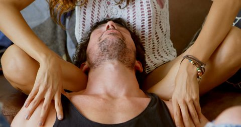 Massage domicile: стоковое видео в 4K и HD Shutterstock.