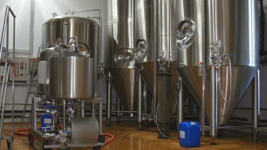 Brewery premises with tanks for the storage of beer yeast and fermentation
