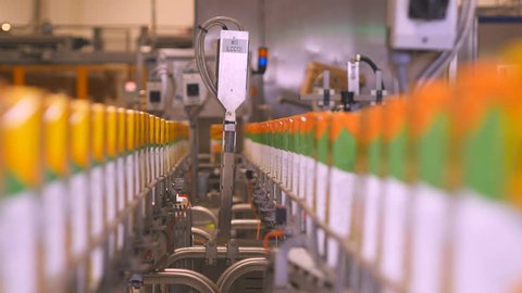 Conveyor on the production of juices of paper packaging