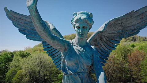 AERIAL: flying over Mont Royal and the angel statue. Montreal, Canada 库存视频