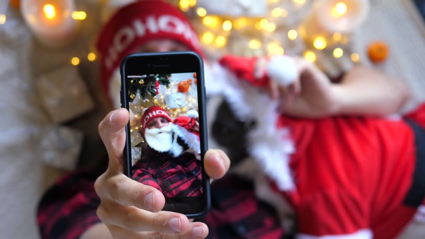 Идеи для новогодних селфи. Селфи с елкой новогодней. Девушка новый год эстетика. Оригинальное новогоднее селфи. Селфи с бенгальским огнем.