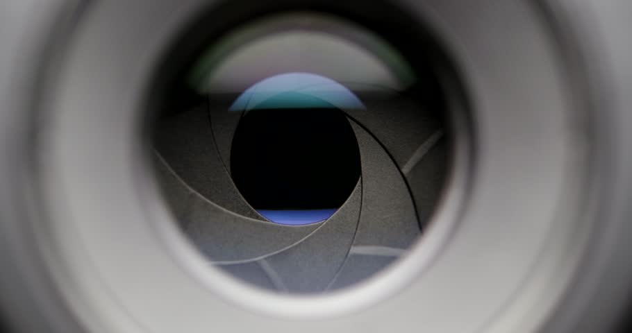 Adjusting aperture on camera lens