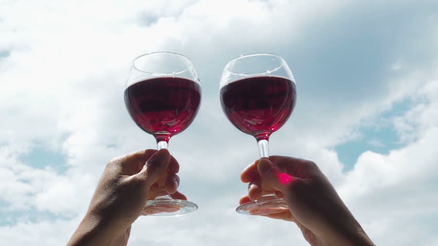 Два бокала вина бабек. Два бокала вина. 2 Бокала с вином. Два бокала на фоне природы. Два бокала вина на природе.