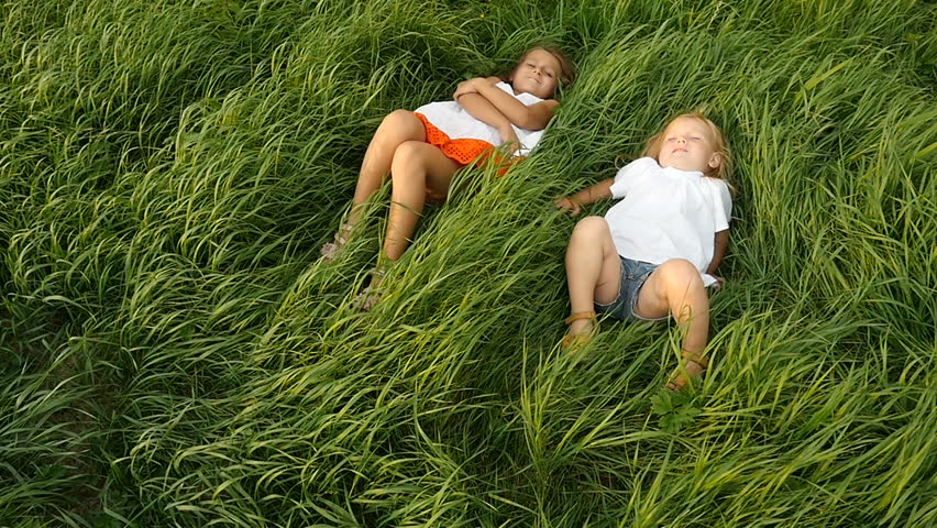 little girls resting on green grass: Stockvideók (100%-ban jogdíjmentes) 10...