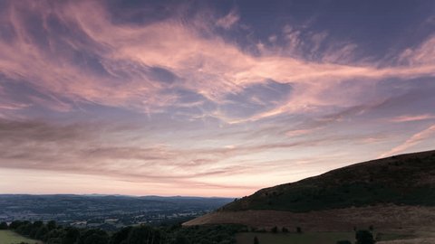 4k time lapse of clouds at dusk over the Vale of Clwyd, North Wales 스톡 비디오