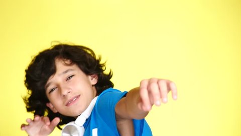 Happy Family In Park Mom の動画素材 ロイヤリティフリー Shutterstock