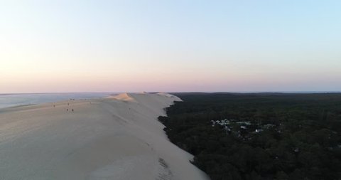 Vue tournante sur la gauche en direction de l'océan et au dessus La dune du Pilat, située en bordure du massif forestier des Landes de Gascogne sur la côte d'Argent 
