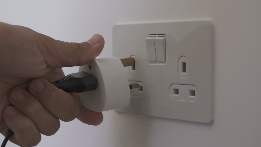 Розетка сильно опасна. Plug in unplug. Розетка зеленая. Power outlet. Argendana inserting plug.