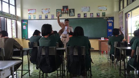 NAKHONRATCHASIMA, THAILAND - AUG 2 : Teacher and students in English classroom play learn read and write at Gratinnongkrueachud school a Local Primary School in Thailand on August 2018.