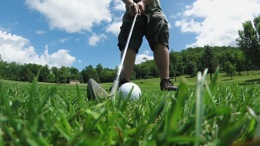 close man hitting golf ball club: стоковое видео (без лицензионных платежей...