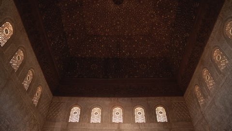 木のテーブルに飾りと赤い本 3dの本を開く アニメーション 文字や画像に合わせてトランジションの一致 トラッカーを含めます の動画素材 ロイヤリティ フリー Shutterstock