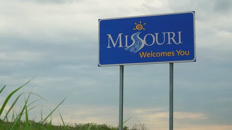 Missouri Welcomes You - roadside sign with highway traffic Vídeo Stock