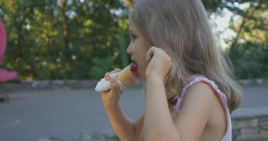 Little Preteen Girl Eating Ice Cream Waffle วิดีโอสต็อก ปลอดค่า 