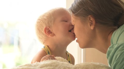 Mother kiss. Недетский поцелуй mother.