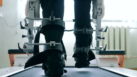 One patient uses medical device to learn how to walk by himself. 4K.: stockvideo