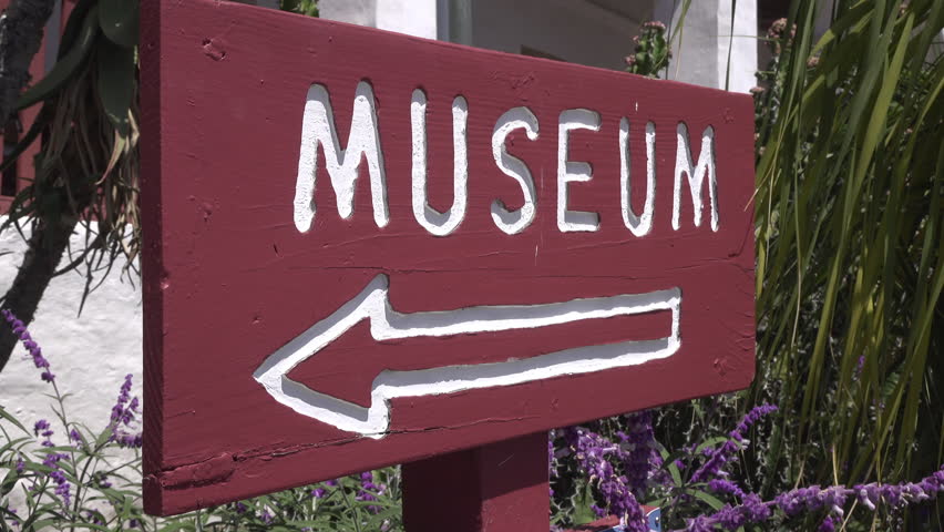 Museum entrance sign with arrow pointing 4k