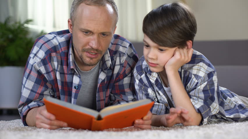 Сын удивил. Dad reads news картинка. папа удивлен. папа помогает сыну с домашкой. папа читает картина.