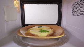 Making toasts with melted cheese in the microwave oven