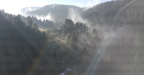 Drone montaña neblina