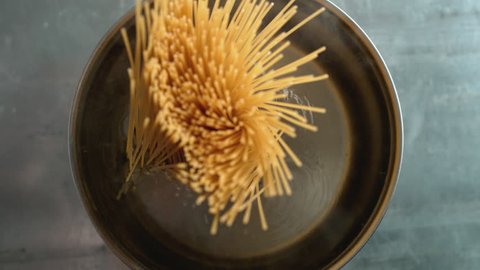 Throwing spaghetti pasta into water. Overhead shot. Shot with high speed camera, 4K. Slow Motion. Vídeo Stock