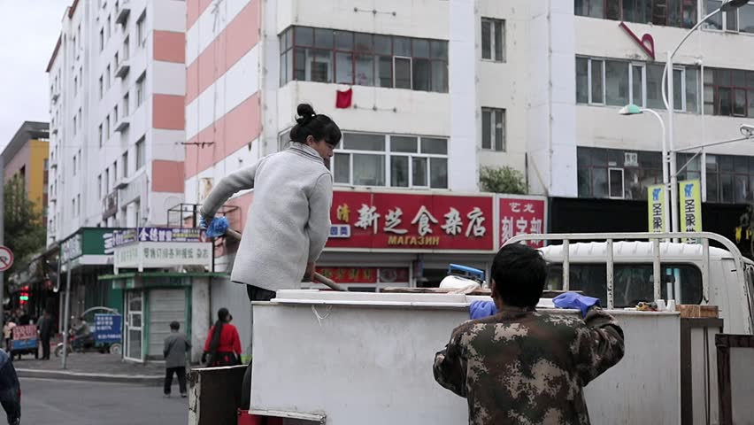 Heihe rural commercial bank. Китайский хитрый торговец. Продавец шашлыка фото. 36 Хитростей китайцев. Хитрый китаец продавец.