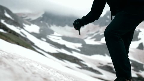 Climber broke when climbing the glacier and miraculously caught an ice ax. Shot with a risk to life