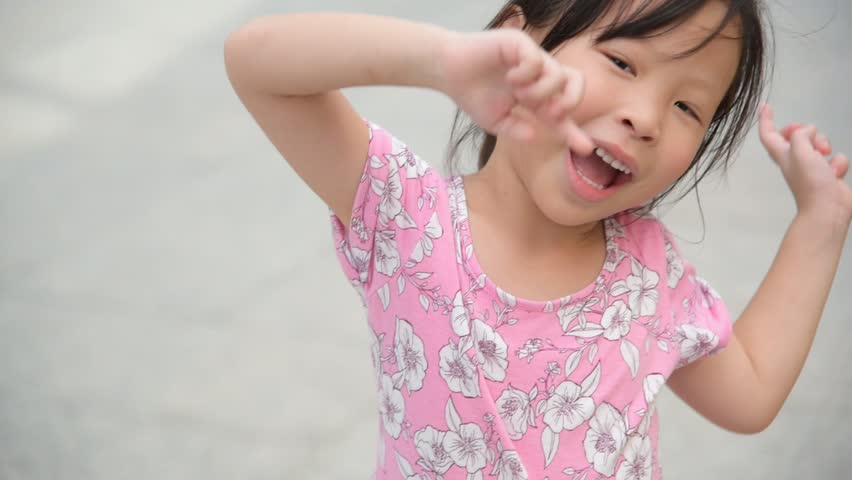 Video Stok Little Asian Girl Dancing Smiles On (100% Tanpa Royalti) 1016058...