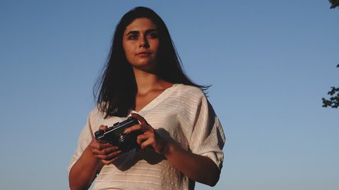 girl photographs with a film camera on her journey. Summer season, August. स्टॉक वीडियो
