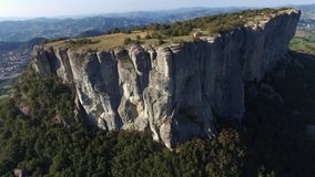 The Pietra di Bismantova is that rocky massif with an unmistakable and isolated ship-shaped profile that distinguishes the landscape of the Reggio Apennines.