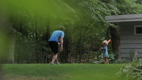 Cheerful father and son playing baseball at yard - Βίντεο στοκ