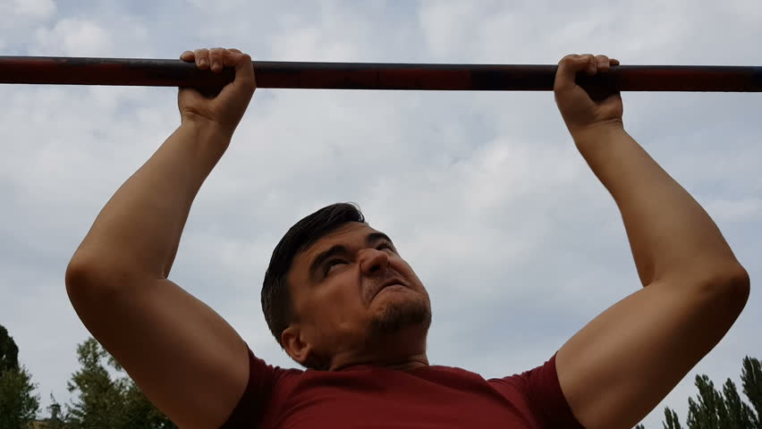 Man tries to complete pull up with funny comedic face and succedes, try hard