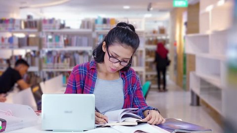 Sozialerhebung zeigt das Leben von Studenten in Deutschland - wie viel Die Wahrscheinlichkeit, dass Jan Single ist, liegt bei 50 Prozent. Sozialerhebung: So leben, lieben und arbeiten Studenten