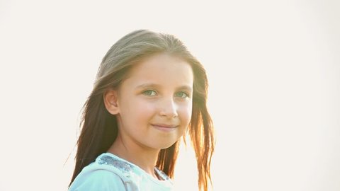 Portrait Of Attractive Little Girl Video De Stock 100 Libre De Droit Shutterstock