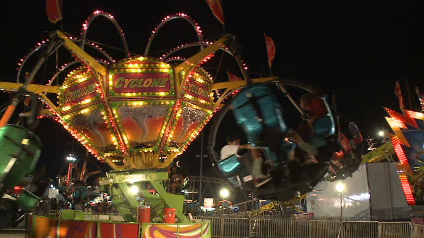 Spinning carnival thrill ride