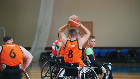 Kazan, Russia - 21 september 2018 - Disabled player throws a ball in the basket during a game of wheelchair basketball