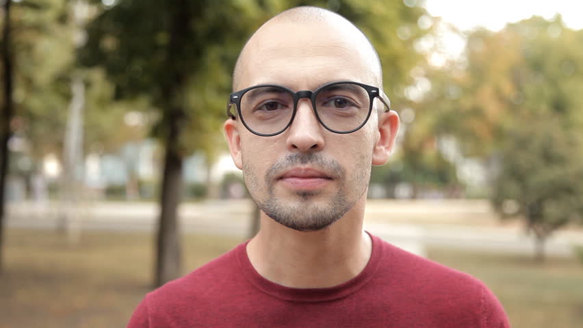 young bald guy park eats sandwich: stockbeeldmateriaal en -video's (re...