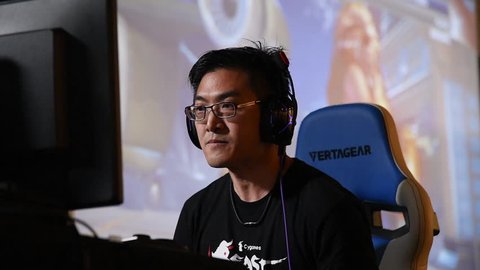 SACRAMENTO - APRIL 1: eSports athlete Bruce Yu-lin Gamerbee Hsiang playing Street Fighter V match at video game tournament NCR NorCal Regionals 2018.