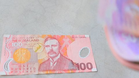 hand counting new zealand banknote
