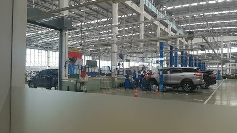 CHIANG RAI, THAILAND - SEPTEMBER 20 : Time lapse pan shot from left to right unidentified mechanics repairing car at TOYOTA Motor Service station on September 20, 2018 in Chiang rai, Thailand. 