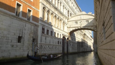 The bridge of sighs, San Marco, Venice. Wide