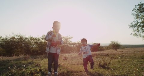 Two little boys one three years old and one year old playing with bubbles at nature. 库存视频
