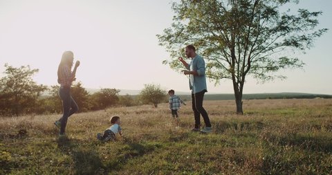 Perfect family time , mom and dad making bubbles for their two sons, one year old and three years old. 4k : vidéo de stock