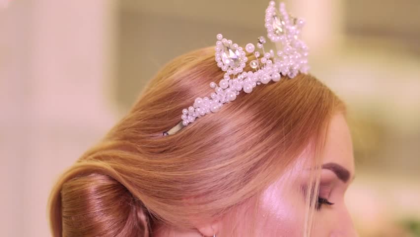 girl demonstrates the image of the bride at a wedding exhibition