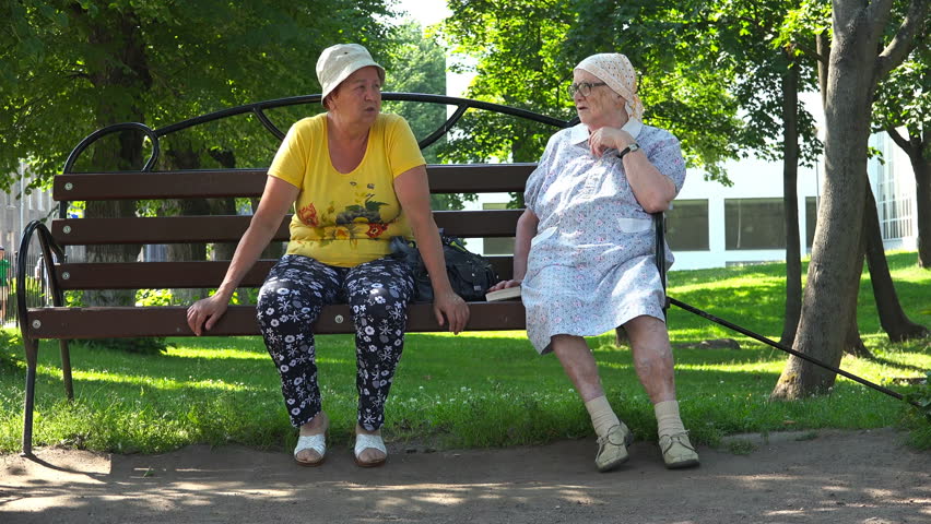 Бабушка показывает большую. Бабушка пока показывает. Две старушки в подгузниках. Старухи показ киоску. Две бабушки подружки показывают фак.